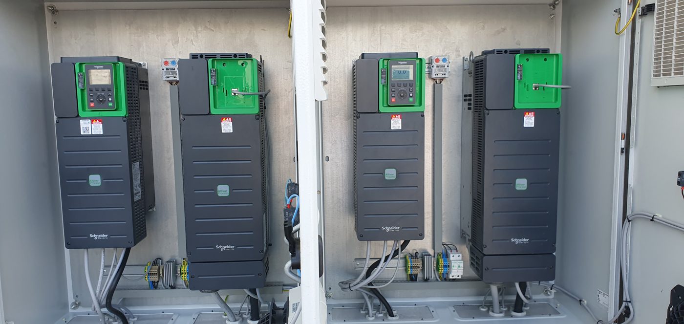 Schneider Electric Altivar frekvenciaváltók ipari kapcsolószekrényben